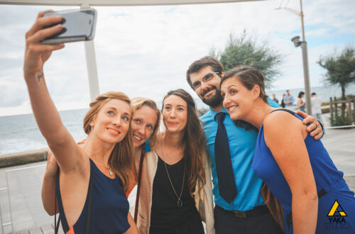 groupe qui se prends en selfie avec un iphone